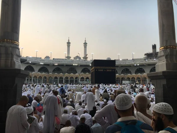 MECCA, SAUDI ARABIA, September 2016 - Muslim pilgrims from all over the world gathered to perform Umrah or Hajj at the Haram Mosque in Mecca. — Stock Photo, Image