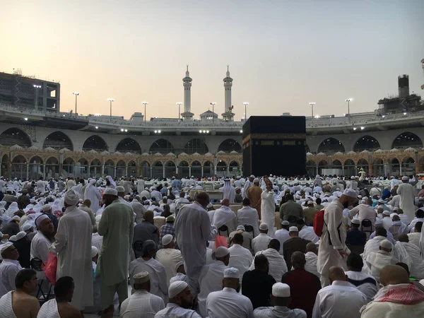 MECCA, SAUDI ARABIA, settembre 2016 - Pellegrini musulmani provenienti da tutto il mondo si sono riuniti per esibirsi Umrah o Hajj alla moschea Haram alla Mecca . — Foto Stock