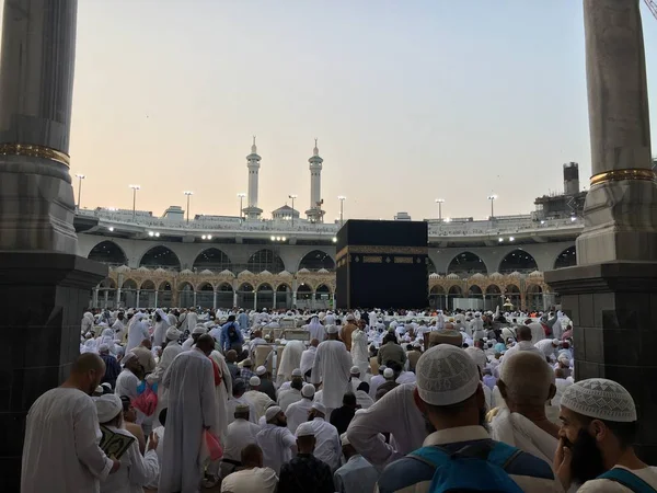 MECCA, ARABIA SAUDITA, septiembre de 2016 - peregrinos musulmanes de todo el mundo se reunieron para realizar Umrah o Hajj en la Mezquita Haram en La Meca . —  Fotos de Stock