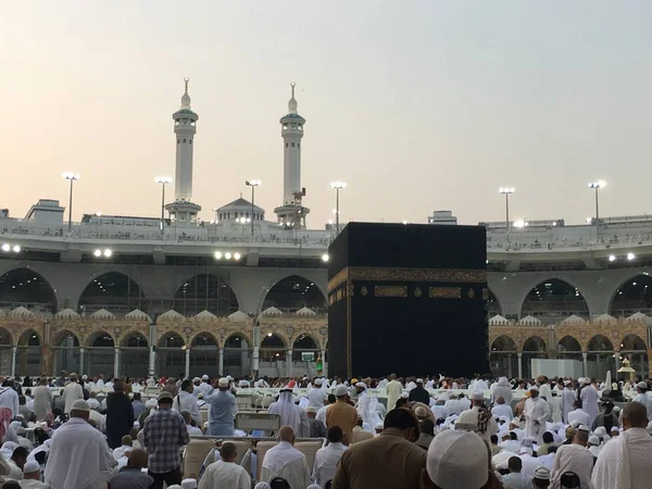 MECCA, SAUDI ARABIA, setembro de 2016 - Peregrinos muçulmanos de todo o mundo se reuniram para realizar Umrah ou Hajj na Mesquita Haram em Meca . — Fotografia de Stock