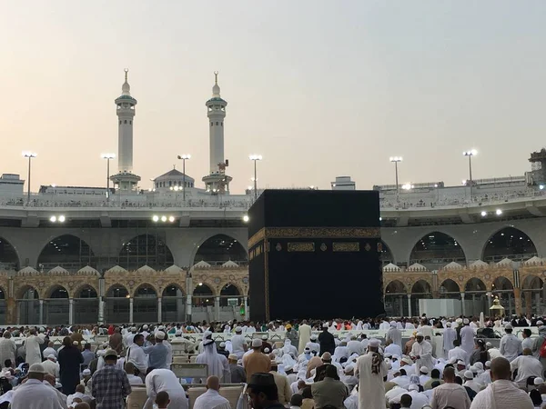 MECCA, SAUDI ARABIA, September 2016 - Muslim pilgrims from all over the world gathered to perform Umrah or Hajj at the Haram Mosque in Mecca. — Stock Photo, Image