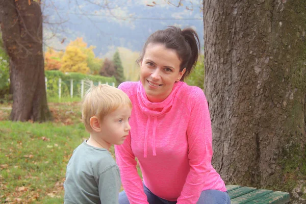 Madre e figlio nel parco e godersi il bellissimo nat autunno — Foto Stock