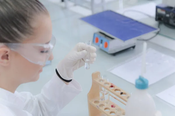 Jeune femme scientifique faisant des expériences en laboratoire — Photo