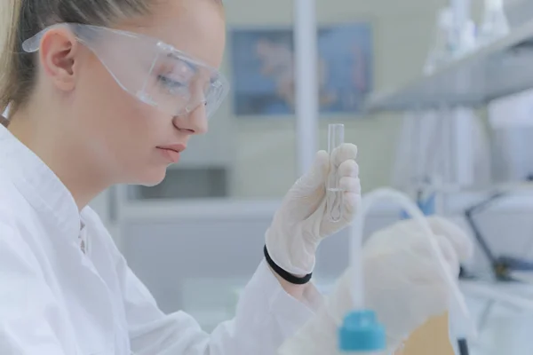 Jeune femme scientifique faisant des expériences en laboratoire — Photo