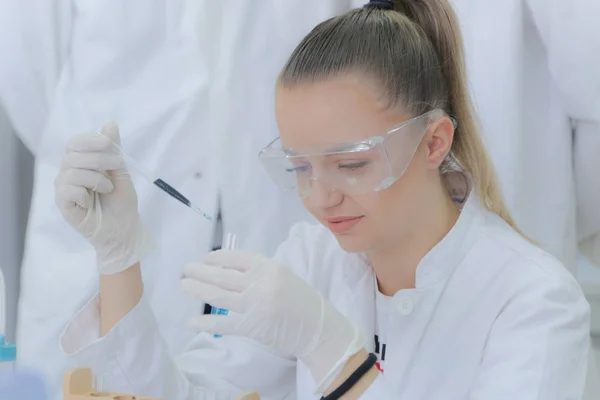 Jeune femme scientifique faisant des expériences en laboratoire — Photo