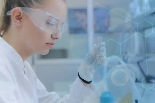 Giovane scienziata che fa esperimenti in laboratorio — Foto Stock