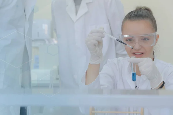 Mladá vědkyně provádějící experimenty v laboratoři — Stock fotografie
