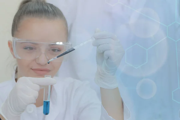 Científica joven haciendo experimentos en laboratorio — Foto de Stock