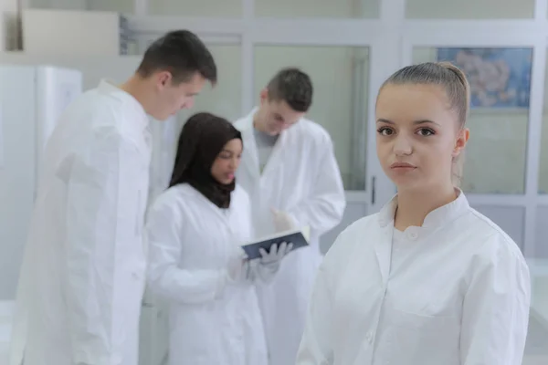 Groep jonge wetenschappers doet experimenten in het laboratorium met — Stockfoto