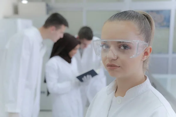 Groep jonge wetenschappers doet experimenten in het laboratorium met — Stockfoto