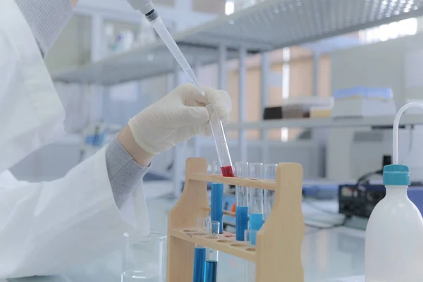 젊은 남성 학생 과학자가 실험실에서 테스트 튜브를 가지고 일하고 있습니다. — 스톡 사진