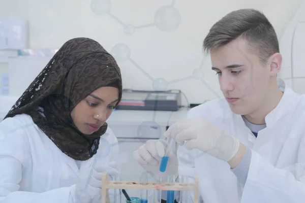 Dwóch młodych studentów-naukowców robiących eksperymenty w laboratorium. — Zdjęcie stockowe