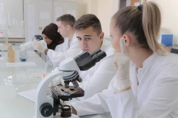 Grupo de científicos de laboratorio multiétnicos que trabajan en el laboratorio con t —  Fotos de Stock