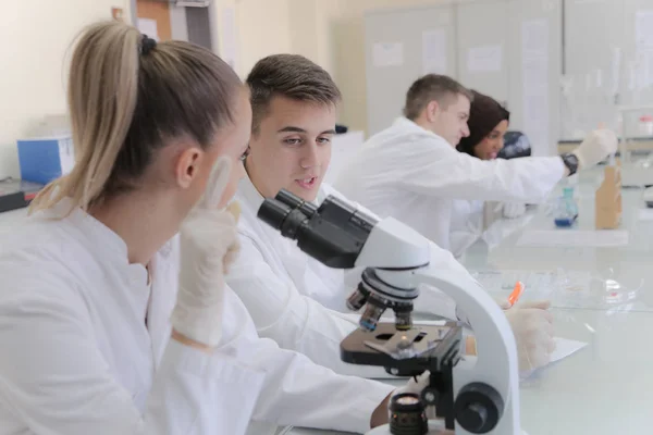 Grupo de científicos de laboratorio multiétnicos que trabajan en el laboratorio con t —  Fotos de Stock