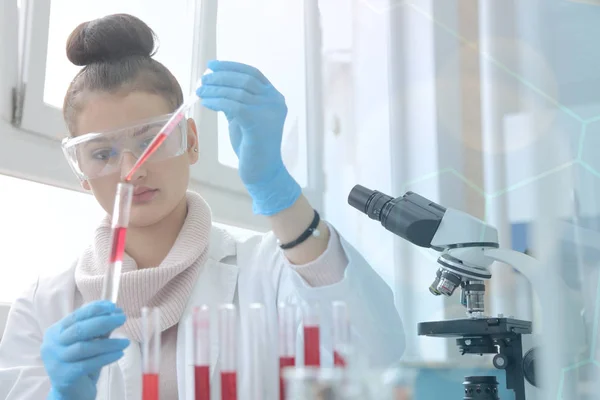 Giovane scienziata di laboratorio che lavora in laboratorio con provette — Foto Stock