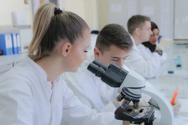 Grupo de científicos de laboratorio multiétnicos que trabajan en el laboratorio con t —  Fotos de Stock