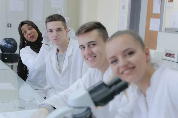 Grupo de jóvenes científicos multiétnicos mirando a cámara y sonrisas —  Fotos de Stock