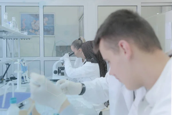 Группа многонациональных лабораторных ученых, работающих в лаборатории с — стоковое фото