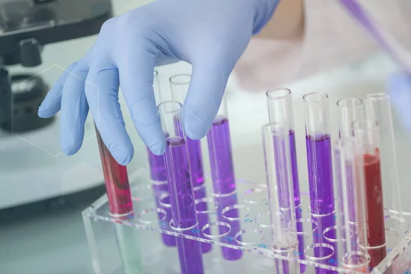 미생물학적 피펫은 유전 실험실에 있습니다. 과학의 노동 — 스톡 사진