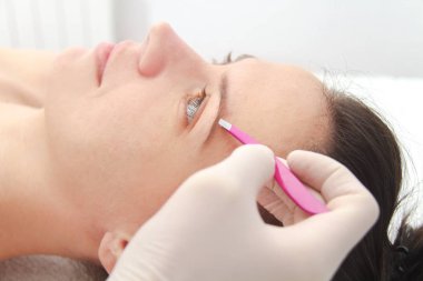 Profesyonel kaş düzeltme ameliyatı olan genç bir kadın. 