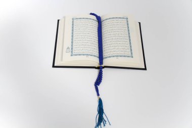 Kutsal İslam kitabı Kuran ve tespih.