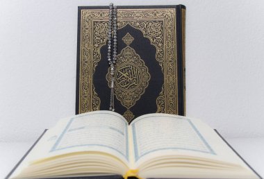 Kutsal İslam kitabı Kuran ve tespih.
