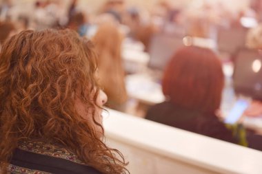 Paneli dinleyen kadın hakları savunucusu için iş konferansı