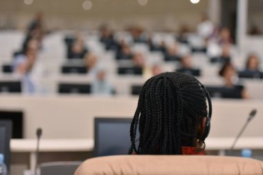 Toplantısında konuşan bir iş kadını. İzleyici olarak conferenc
