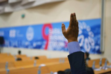 İş konferansı sırasında konferans odasında ya da 
