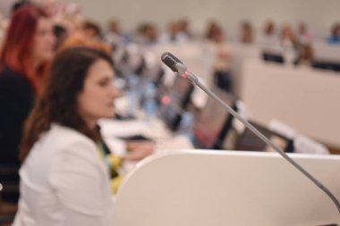 Mikrofon confe iş konferans sırasında önden görünümü