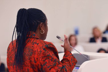 Afrikalı iş kadını ekonomik modeli temsil eden lider 