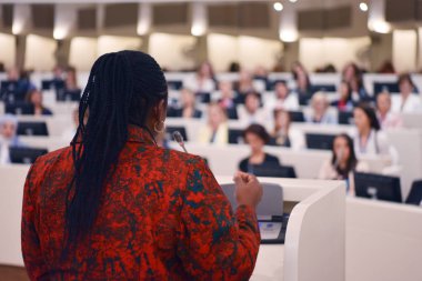 Afrikalı iş kadını ekonomik modeli temsil eden lider 