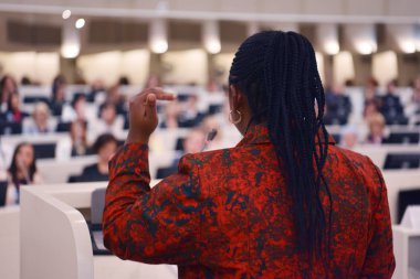 Afrikalı iş kadını ekonomik modeli temsil eden lider 