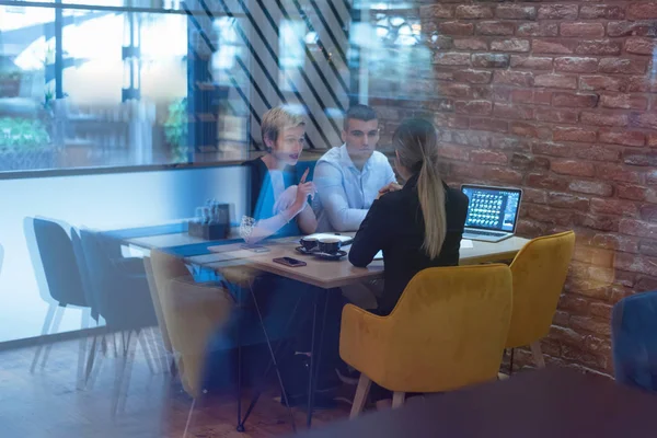 Grupo de jóvenes empresarios haciendo una lluvia de ideas y discutiendo bu — Foto de Stock