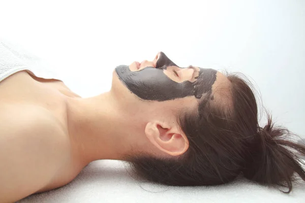 Mujer joven hermosa que aplica la máscara facial de carbón negro. Piel —  Fotos de Stock