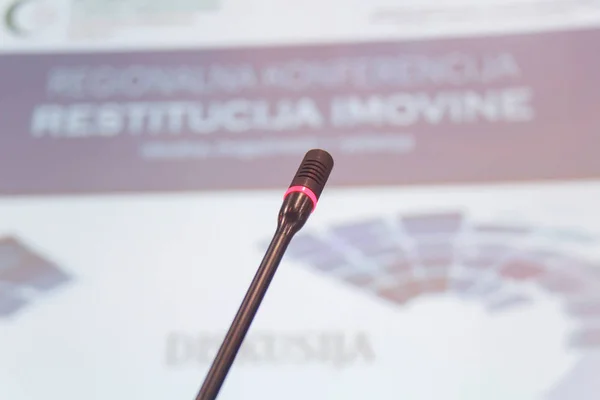 Vista frontal dos microfones durante conferência de negócios em conf — Fotografia de Stock