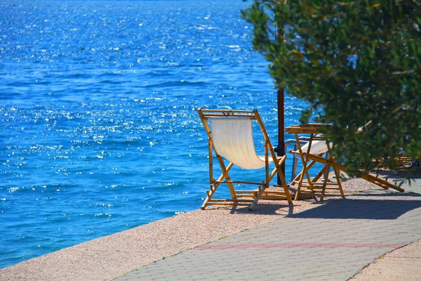 Dwa krzesła nad morzem. krzesło jest na plaży nad morzem — Zdjęcie stockowe