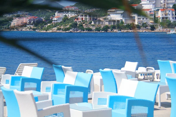 Mar azul con vistas a la orilla con árboles verdes y bosque . —  Fotos de Stock