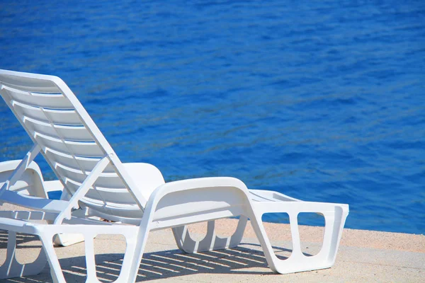 바다 옆 의자. 의자는 해변에 있습니다. 해변에는 — 스톡 사진