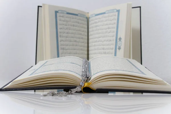 Heilige islamitische boek Koran en rozenkrans — Stockfoto