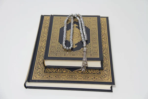 Svatá islámská kniha Korán a růženec — Stock fotografie