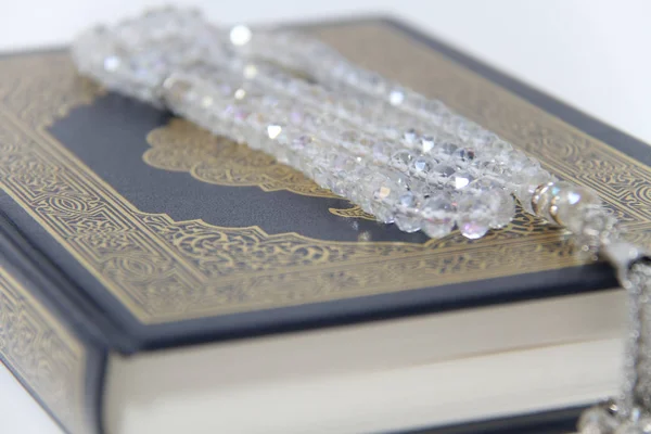 Sacro libro islamico Corano e rosario — Foto Stock