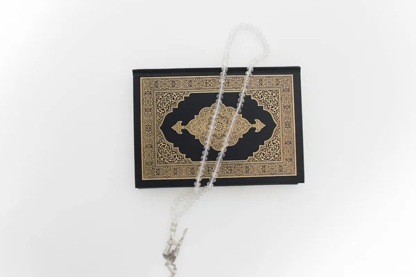 Sacro libro islamico Corano e rosario — Foto Stock