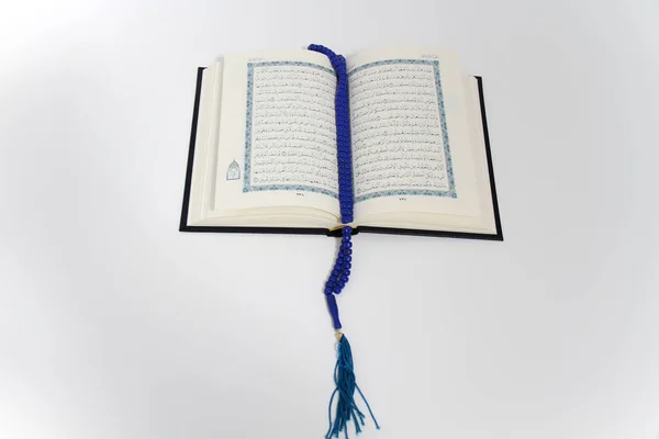 Свята острівна книга Коран і розарій — стокове фото