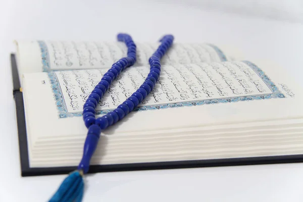 Heilige islamitische boek Koran en rozenkrans — Stockfoto