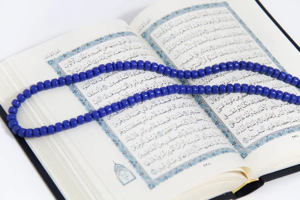Santo livro islâmico Alcorão e rosário — Fotografia de Stock