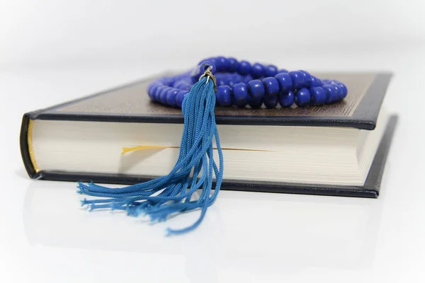 Holy islamic book Koran and rosary — Stock Photo, Image