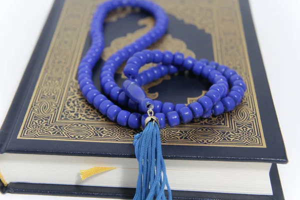 거룩 한 이슬람 책 코란 과 묵주 — 스톡 사진