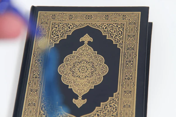 거룩 한 이슬람 책 코란 과 묵주 — 스톡 사진