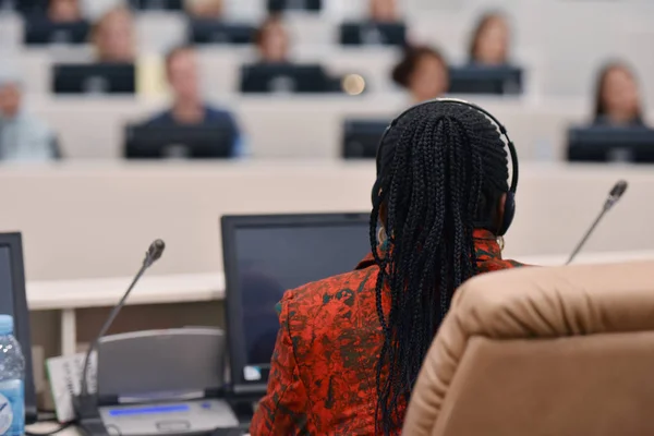 Business woman speaking at Conference. Audience at the conferenc — Stock Photo, Image